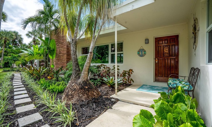 South Beach Hotel | Beautifully Renovated 5 bedroom Vero Beach Beach House with Pool Pet Friendly