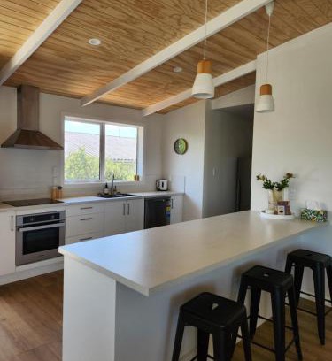 Blenheim Casa | Beautifully renovated townhouse, easy walk to CBD