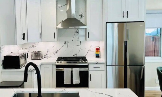 Del Aire Casa | Newly upgraded Luxury 2 Bedroom Home!