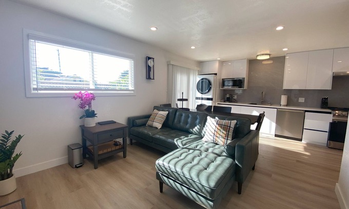 Sharp Park Condominio | Beautifully Renovated 2B1B Private Backyard Steps to Beach Free Parking