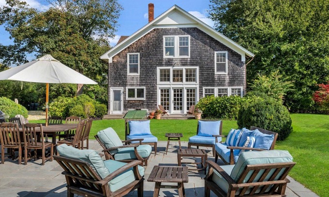 Bridgehampton Casa | Granero exquisitamente renovado en Bridgehampton con ventanas de piso a techo, 1 milla a la ciudad