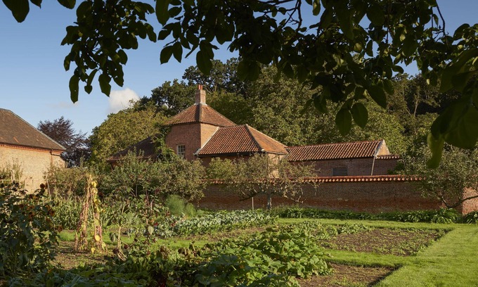 Wolterton Cabaña | Bellamente restaurada en todo, esta casa ofrece un retiro de vacaciones de lujo.