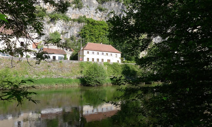 Cabrerets Villa | Bellamente restaurada, gran villa francesa a orillas del río Cele.