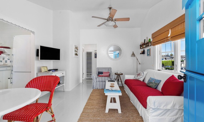 Balboa Island Cabaña | Histórica Retiro Cottage - Isla del encanto y la ubicación ideal!