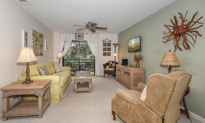 New Smyrna Beach Apartamento | Beautifully updated bright and cheery 2nd story condo near pool beach access- SC261