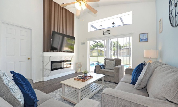Westridge Casa | Bellamente renovada casa de tres habitaciones, dos baños con spa y sala de juegos.