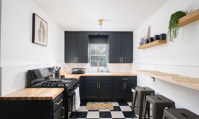 Duckpond Casa | *Beautifully Updated Downtown 2 BR* Sleeps 6