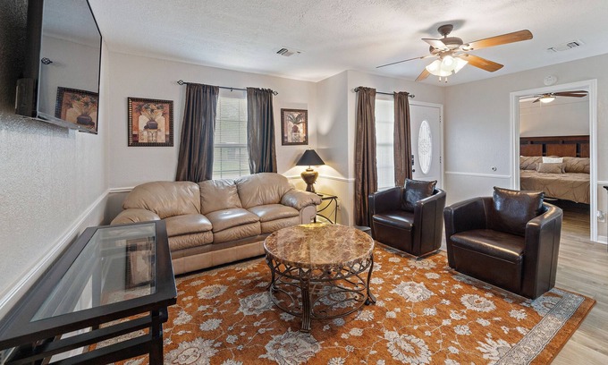 Northside Casa | Beauty by the Park 3 BDS PET Friendly FAST WI-FI ECHO