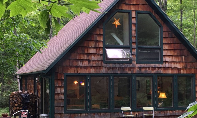 Beaver Island Chalet De Esquí | Beaver Island Chalet 2BR, 2BA con capacidad para 5+, grandes ventanales con vistas a bosques preciosos.