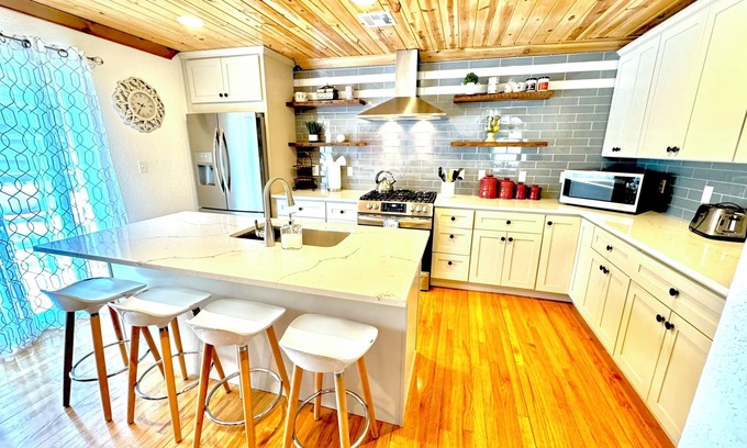 Prairie Creek Casa | Beaver Lake Modern Getaway, Remodeled Lakehouse