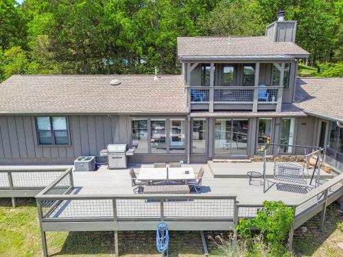 Lowell Casa | Beaver Lake Oasis - Backyard Lake Access - 6 beds