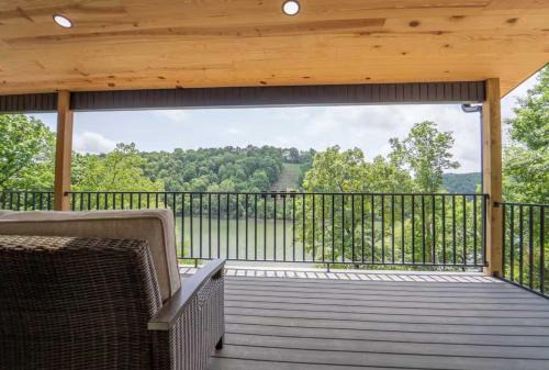 Rogers Apartamento | Beaver Lake Retreat with Hot Tub & Game Room