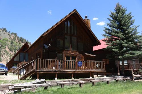 Red River Casa | Beaver Lodge on the River - On the River - Near Copper Chair Lift - WiFi - Cable - Walk to Main Street - Grill - Wood Burning Fi