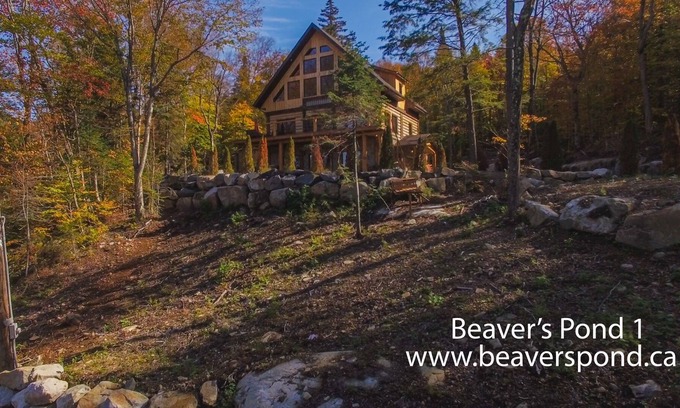 Wentworth-Nord Chalet De Esquí | BEAVERS POND I, casa de estilo rústico con vista frente al mar