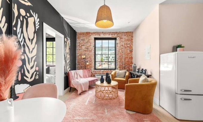 Golden Triangle Apartamento | Becca Reitz Art Suite 110