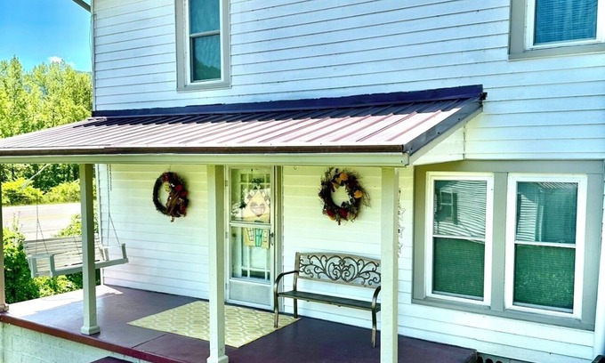 Partridge Casa | Bed and Biscuit Inn Pet friendly ! Near Kingdom come park & Pine mtn.