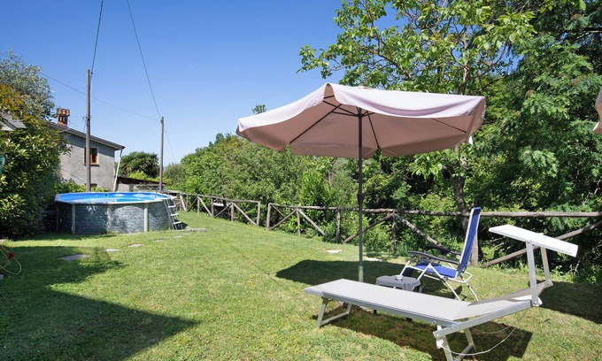 Castelnuovo Magra Apartamento | Alojamiento y desayuno 'Alchimista Bb Borgo Marciano' con piscina compartida, jardín y Wi-Fi