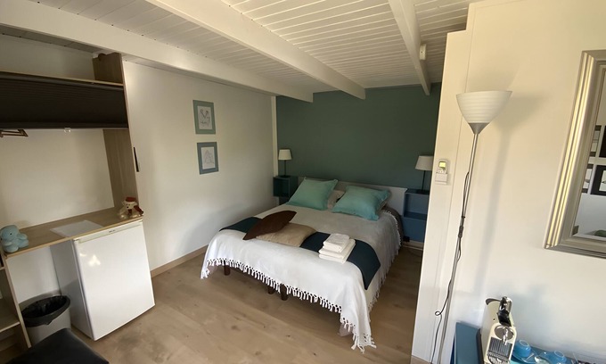 Quartier des Espesses Cama Y Desayuno | Bed and Breakfast 'Bleu' with Shared Pool, Private Terrace and Air Conditioning