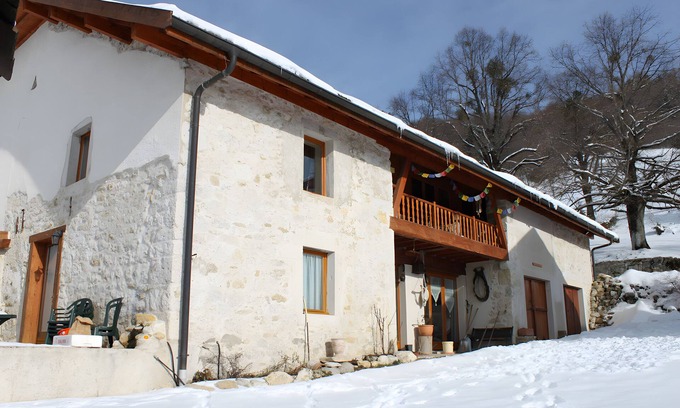 Hotonnes Cama Y Desayuno | Bed and Breakfast 'Chez Louve Bleue - Côté Jardin' with Mountain View, Shared Terrace and Wi-Fi