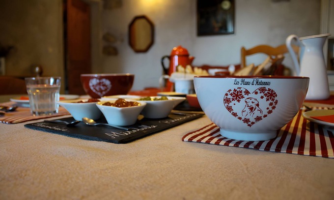 Hotonnes Cama Y Desayuno | Bed and Breakfast 'Chez Louve Bleue Chambre Côté Ruche' with Mountain View, Shared Terrace and Wi-Fi