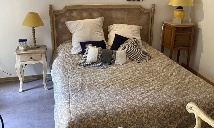 Puget Cama Y Desayuno | Bed and Breakfast 'Gourmandise' with Shared Pool, Wi-Fi and Air Conditioning