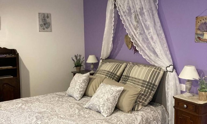 Puget Cama Y Desayuno | Bed and Breakfast 'Lavande' with Shared Pool, Wi-Fi and Air Conditioning