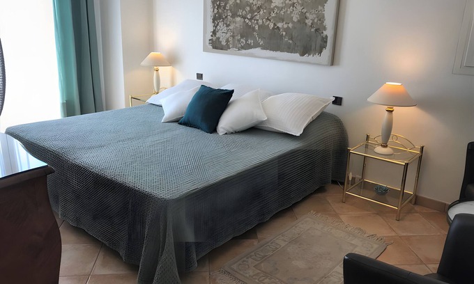 Le Rouret Cama Y Desayuno | Bed and Breakfast 'Li Estella' con terraza compartida, Wi-Fi y aire acondicionado