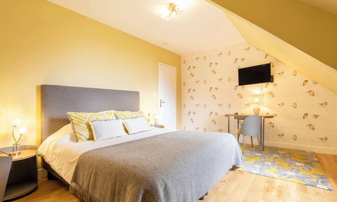 Concarneau Cama Y Desayuno | Alojamiento y desayuno 'Madame De Maintenon' con terraza compartida, jardín compartido y Wi-Fi