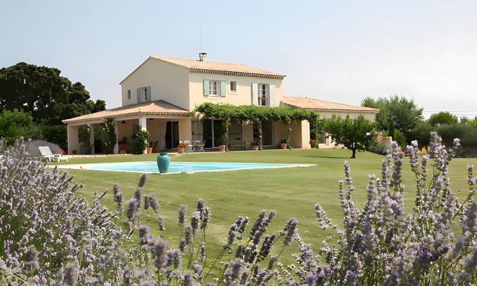 Estezargues Cama Y Desayuno | Bed and Breakfast 'Provence' con terraza compartida, jardín compartido y Wi-Fi