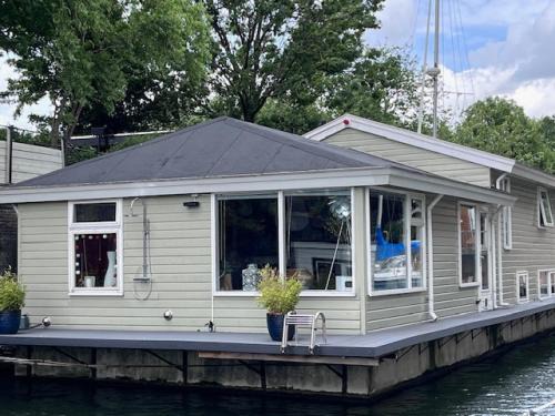 IJplein en Vogelbuurt Alquiler De Eote | Bed and breakfast private accommodation at Amsterdam Houseboat