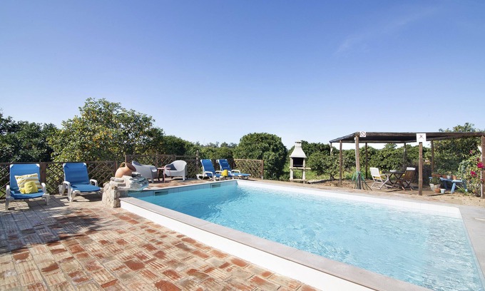 Portimao Cama Y Desayuno | Bed and Breakfast 'Quarto Jasmim Azul' with Shared Pool, Wi-Fi and Air Conditioning