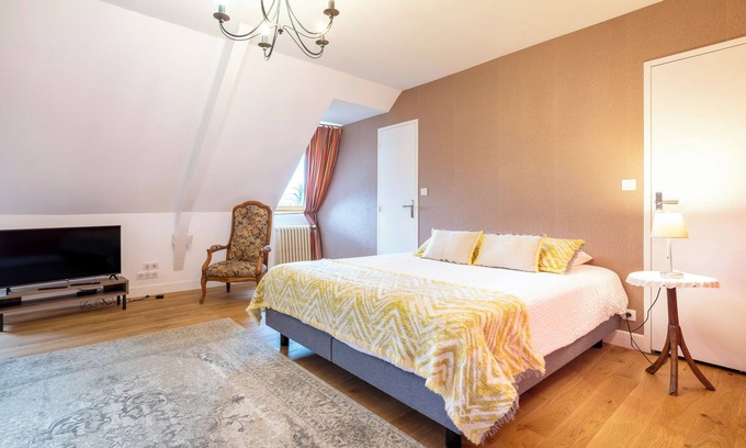 Concarneau Cama Y Desayuno | Alojamiento y desayuno 'Suite Ninon De Lenclos' con terraza compartida, jardín compartido y Wi-Fi