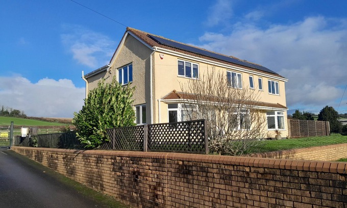 Stanton Drew Casa | Bed and breakfast with views of the stone circles.Double room with en suite 🚽