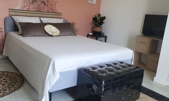 Saint Pierre de Feric Cama Y Desayuno | Bedroom 1｜Repos, Calm & Serenity - Chez Benny