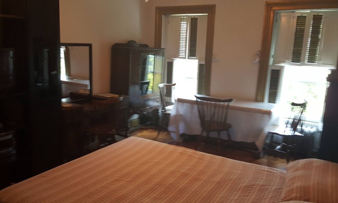 Clinton Hill Cama Y Desayuno | BEDROOM # 1 WITH AN EVENT SPACE AND BACK PORCH