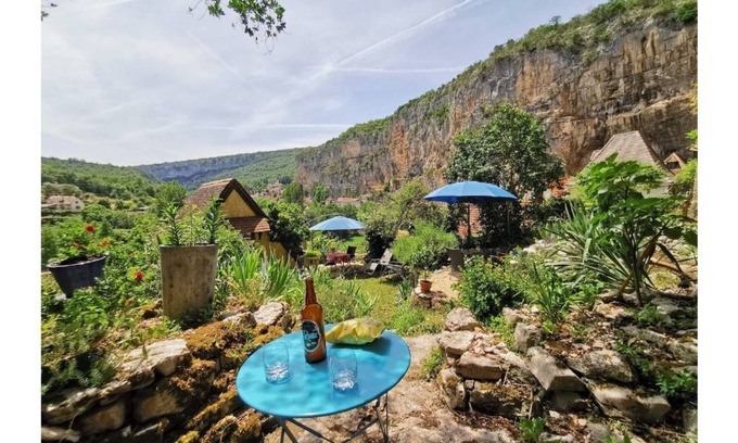 Cabrerets Apartamento | Bedroom with dining area +bathroom - View & Garden