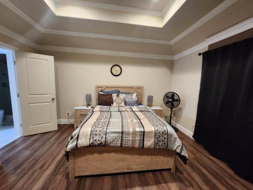 Clovis Casa | Bedroom with Private Bath/Closet & shared kitchen/laundry