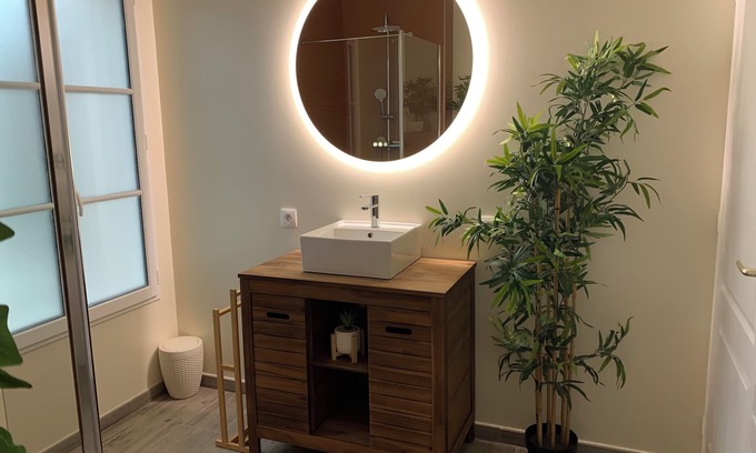 Le Mesnil-Amelot Cama Y Desayuno | Bedroom with separate bathroom