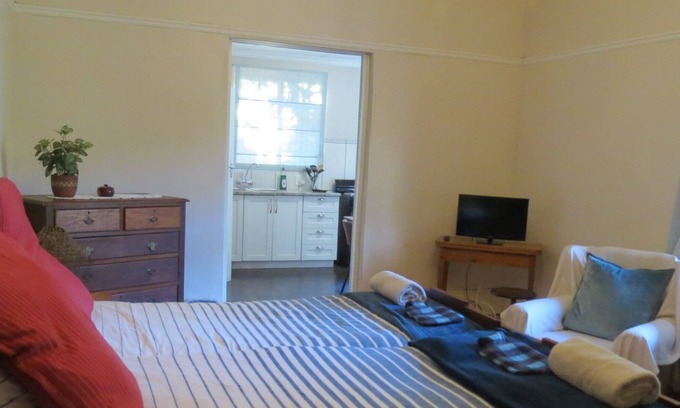 Grahamstown Casa | Salón / dormitorio con baño en suite y cocina completa