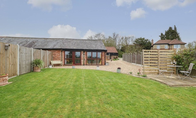 Irstead Cabaña | BEE HAPPY BARN, romantic, character holiday cottage in Acle