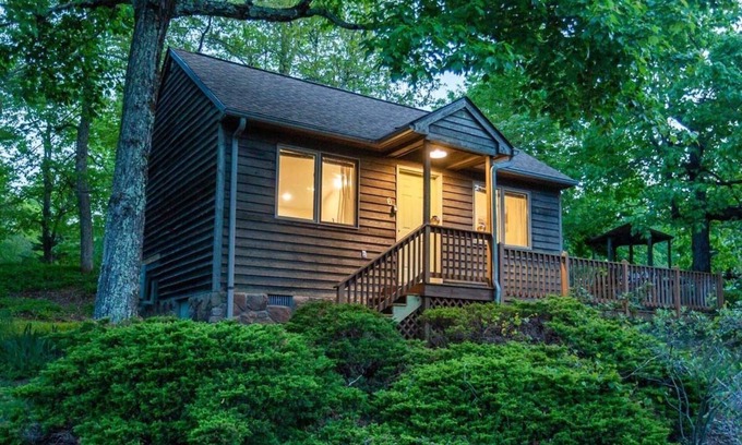 Montebello Cabina | Bee Mountain Cabin fireplace, kitchen, jacuzzi