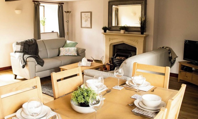 Dronfield Cabaña | Beech Cottage, a luxury cottage with 5 bedrooms, sleeps 9, dogs very welcome