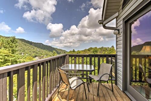 Beech Mountain Apartamento | Beech Mountain Condo with Balcony, Walk to Resort!