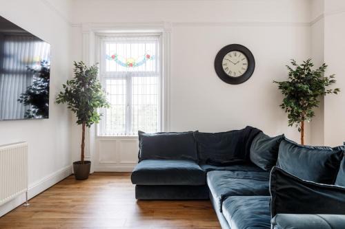 Bradford Apartamento | Beech Suite with 85 inch Cinema TV
