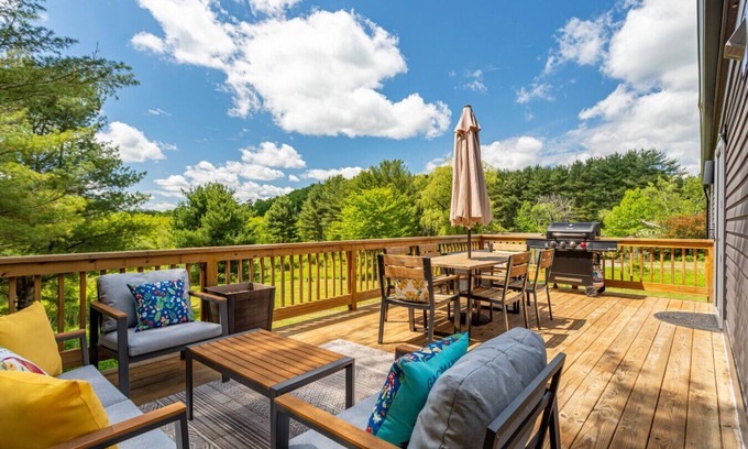 North Branch Apartamento | NEW: Chic Home w/ Fireplace & Beautiful Sunsets