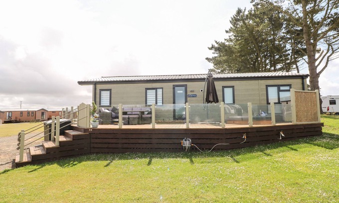 Hasguard Cross Cabaña | BEECHWOOD LODGE, pet friendly, with hot tub in Broad Haven