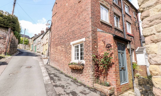 Wirksworth Casa | BEEHIVE, pet friendly, character holiday cottage in Wirksworth