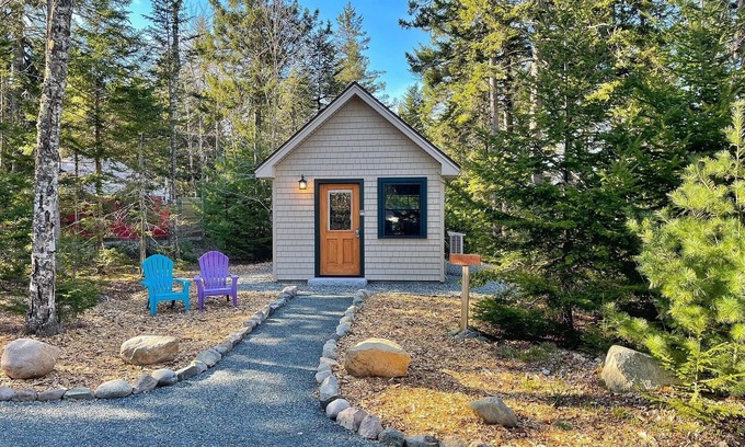 Southwest Harbor Cabaña | Casa pequeña de la colmena en Acadia Yurts