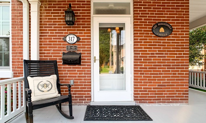 Washington Casa | Beekeeper's Cottage - Hot Tub, Heated Pool, Dog-friendly, Downtown