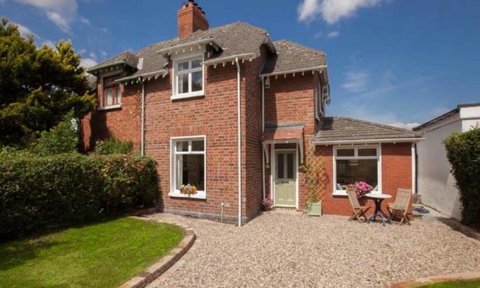 Belfast Casa | Beersbridge Cottage near Titanic Centre & Airport